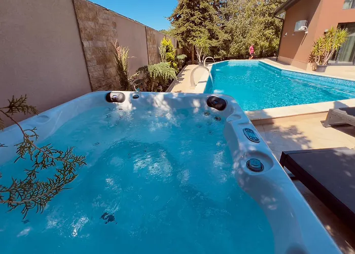 Къща за гости Pino - Villa, Casa, Cucina е Terrazza Албена